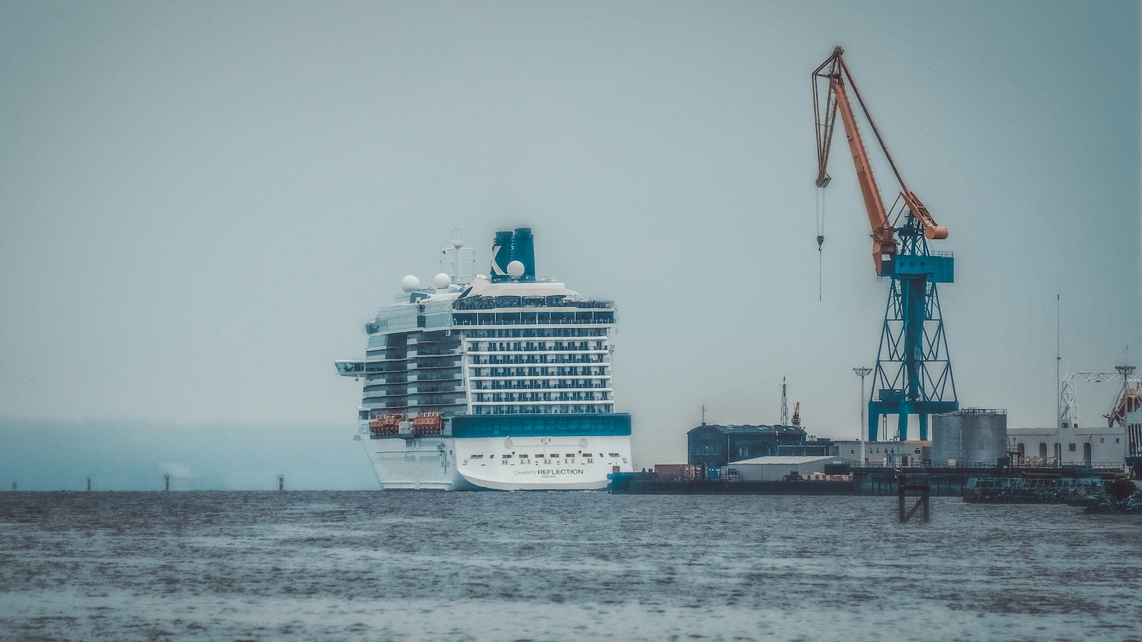 how long does it take to build a cruise ship in port